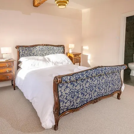 The Old White Lion, 펜션 *